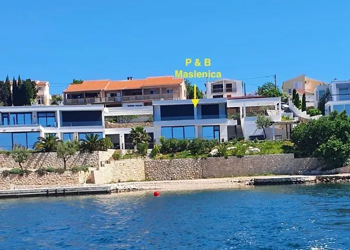 Palms & Maslenica شقة *